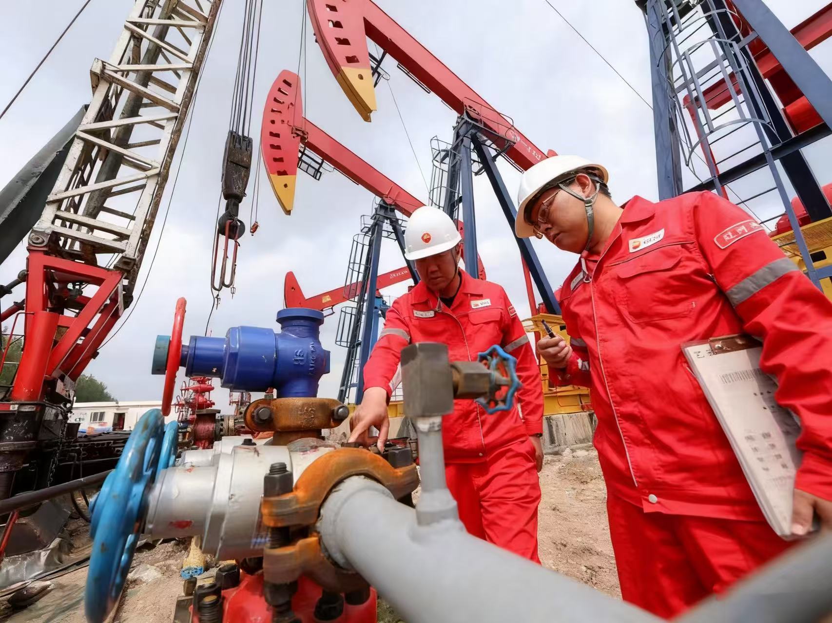 采油厂,规划、设计、联合站建设与运行